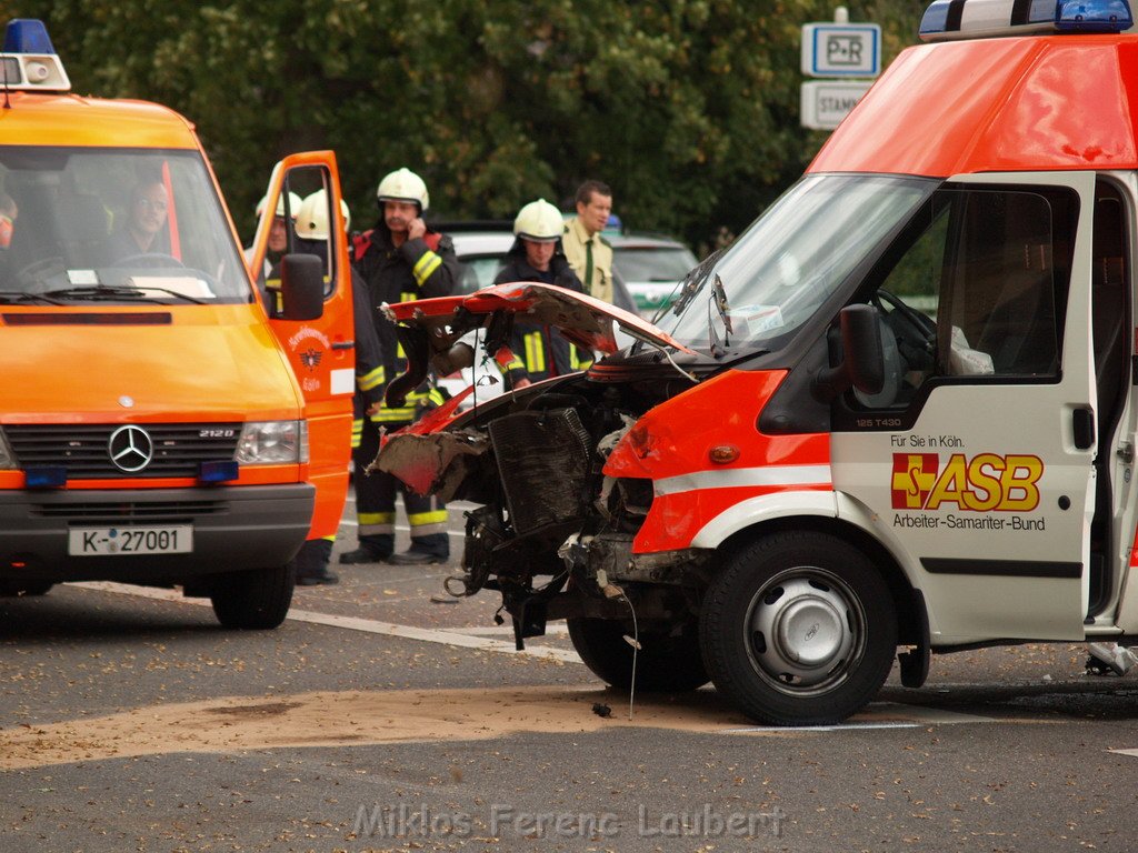 VU RTW PKW Koeln Muelheim   43.JPG